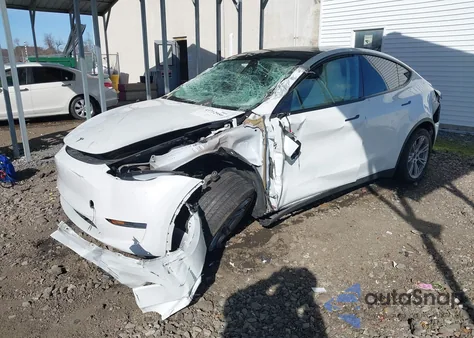 2023 Tesla Model Y Awd/Long Range Dual Motor All-Wheel Drive z USA, uszkodzony, nr VIN 7SAYGDEE7PF699670